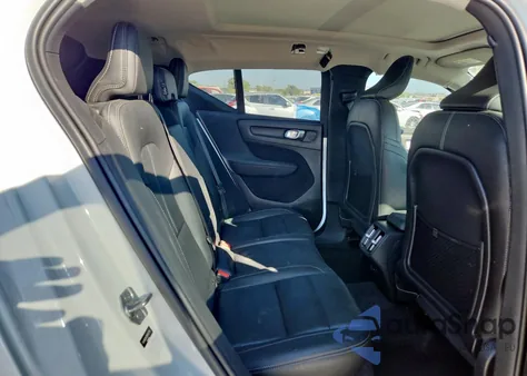 2021 Volvo Xc40 T5 Momentum z USA, uszkodzony, nr VIN YV4162UK0M2447154